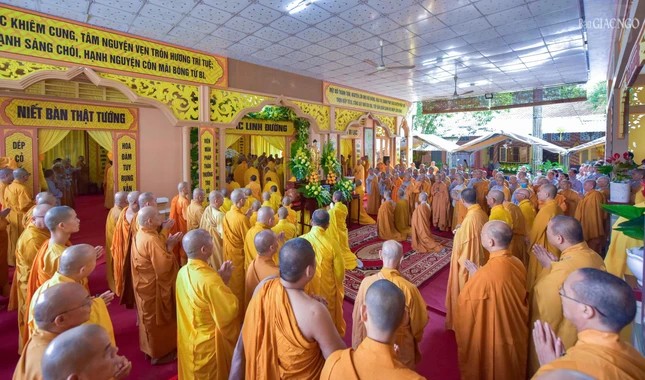 Đông đảo Tăng Ni, Phật tử các tỉnh thành về hộ niệm trong Lễ nhập kim quan Thượng tọa Thích Quảng Tánh tân viên tịch