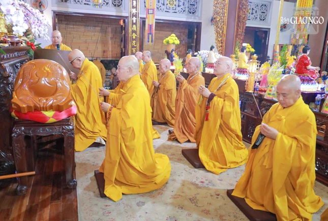 Chư tôn đức niêm hương