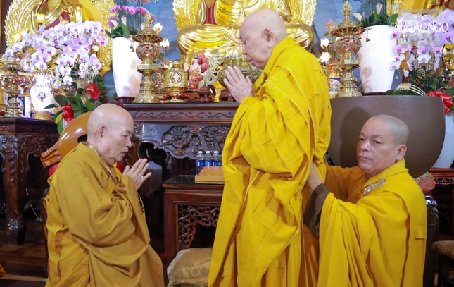 Nhị vị Hòa thượng tác pháp đối thú Tự tứ