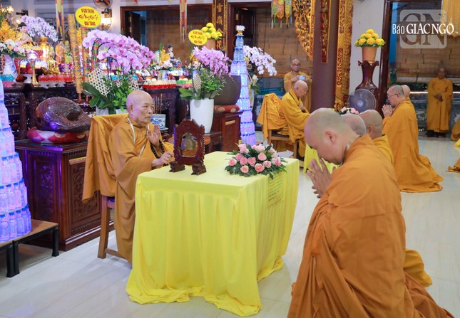 Chư Tăng lần lượt 3 vị tác pháp Tự tứ