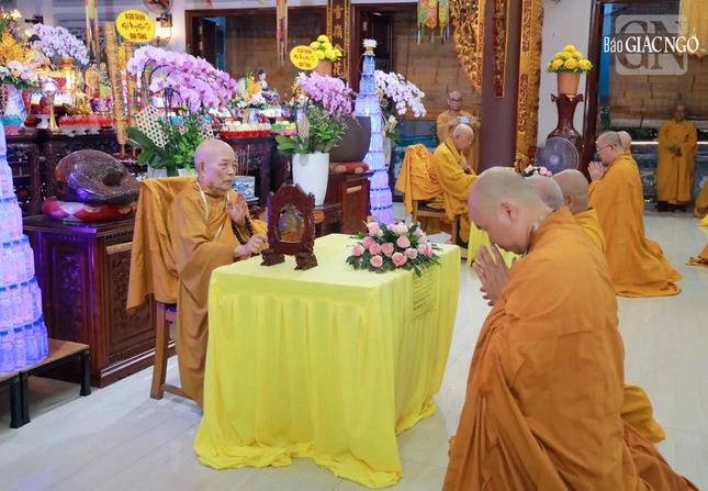Chư Tăng lần lượt 3 vị tác pháp Tự tứ