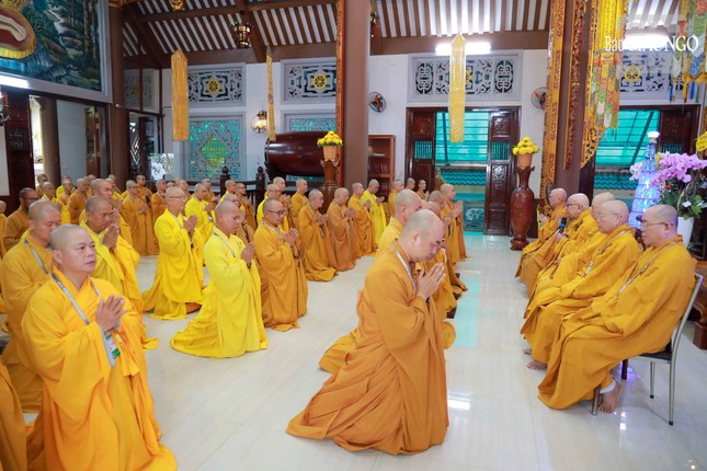 Tác bạch khánh tuế chư tôn đức chứng minh