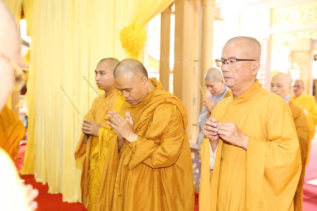 Trước đó, ngày 3-9, phái đoàn Viện Nghiên cứu Phật học VN do Thượng tọa Thích Giác Hoàng, Phó Viện trưởng làm trưởng đoàn cùng các thành viên cũng đã đến viếng tang Thượng tọa Thích Quảng Tánh và phân ưu cùng môn đồ pháp quyến - Ảnh: Quảng Trường