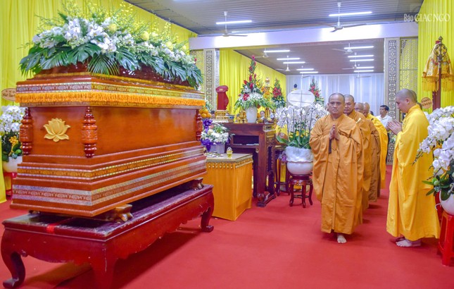 Hữu nhiễu kim quan tưởng niệm