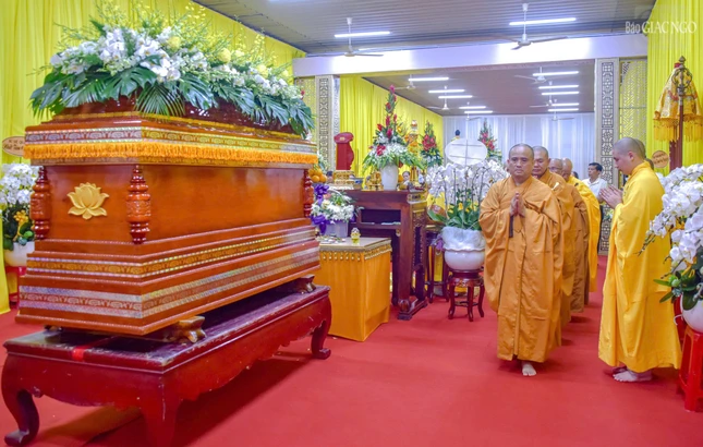 Hữu nhiễu kim quan tưởng niệm