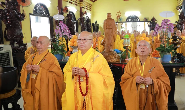 Chư tôn đức chứng minh niêm hương