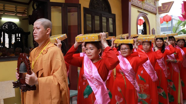 Phật tử chùa Bửu Liên dâng pháp y cúng dường nhân ngày chư Tăng mãn hạ