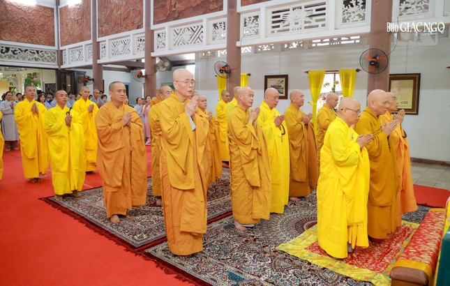 Chư tôn đức thành kính tưởng niệm trong lễ tiên thường Chư tôn đức thành kính tưởng niệm trong lễ tiên thường