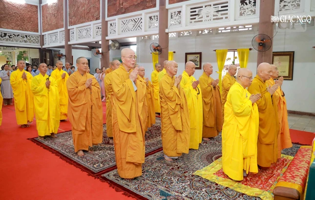 Chư tôn đức thành kính tưởng niệm trong lễ tiên thường