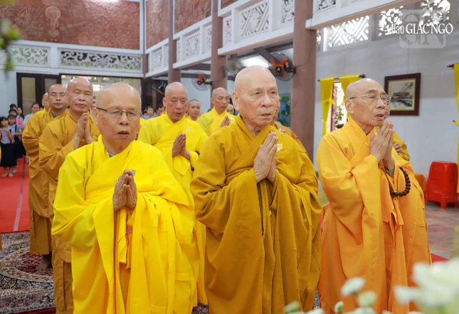 Trưởng lão Hòa thượng Thích Giác Quang cùng chư tôn đức nhất tâm tưởng niệm