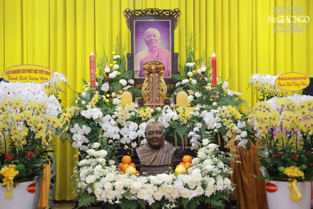 Tôn dung của Trưởng lão Hòa thượng được tôn trí tại giảng đường của thiền viện Vạn Hạnh Tôn dung của Trưởng lão Hòa thượng được tôn trí tại giảng đường của thiền viện Vạn Hạnh