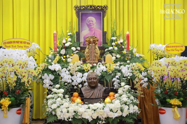 Tôn dung của Trưởng lão Hòa thượng được tôn trí tại giảng đường của thiền viện Vạn Hạnh