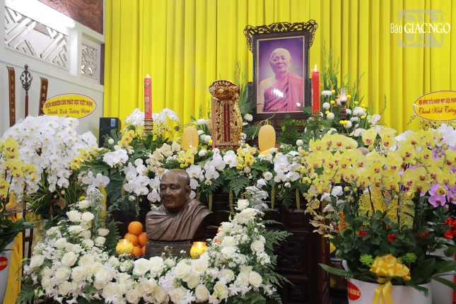 Giác linh đài Trưởng lão Hòa thượng Thích MInh Châu tại thiền viện Vạn Hạnh Giác linh đài Trưởng lão Hòa thượng Thích MInh Châu tại thiền viện Vạn Hạnh