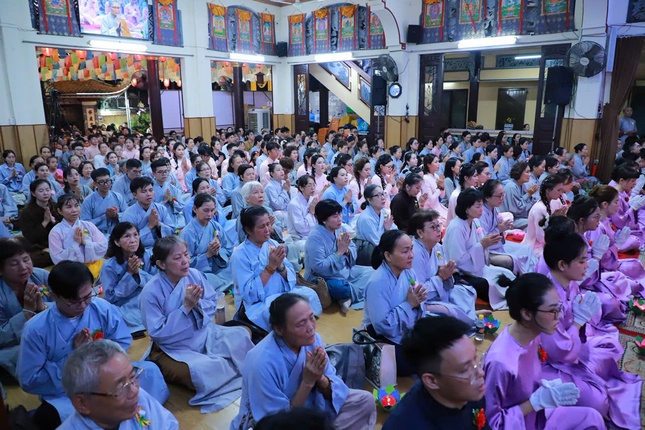 Đông đảo chư Phật tử về tham dự và cầu nguyện