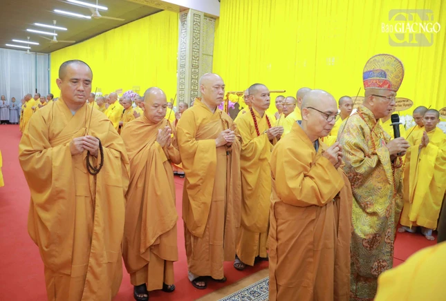 Chư tôn đức thắp hương tưởng niệm