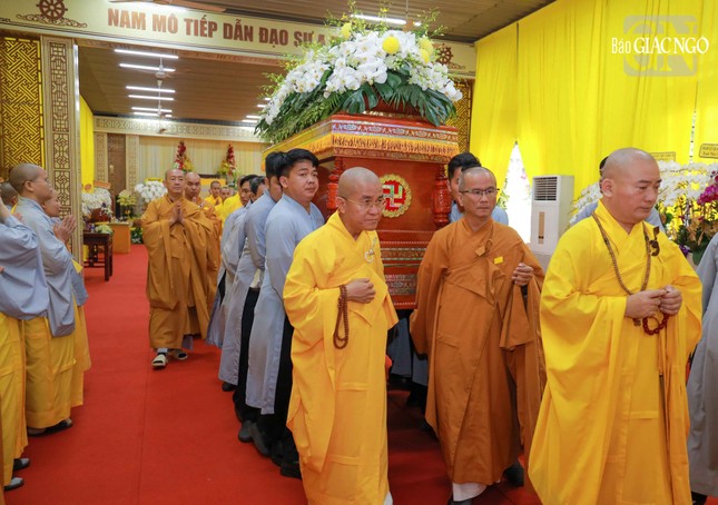 Cung thỉnh kim quan rời Giác linh đường