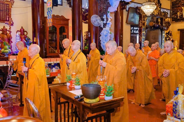 Chư tôn đức niệm hương tại chánh điện chùa Đại Giác Chư tôn đức niệm hương tại chánh điện chùa Đại Giác