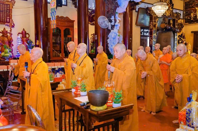 Chư tôn đức niệm hương tại chánh điện chùa Đại Giác