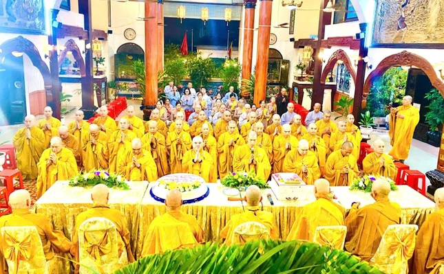 Tăng chúng chùa Phổ Quang tác bạch khánh tuế chư tôn đức Ban Chức sự hạ trường