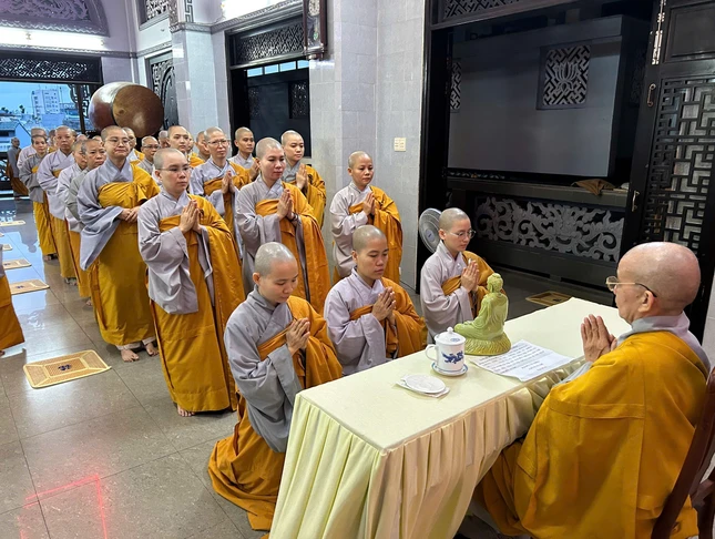 Chư Ni lần lượt ba vị bạch pháp Tự tứ