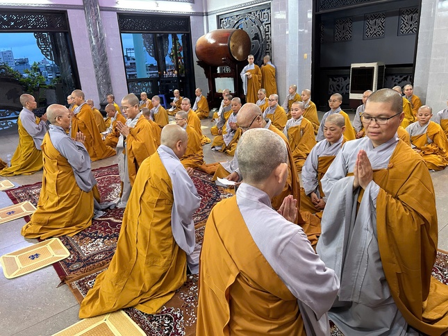 Chư Ni đối thú Tự tứ tại hạ trường chùa Kim Sơn Chư Ni đối thú Tự tứ tại hạ trường chùa Kim Sơn