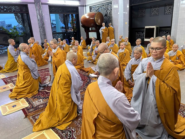 Chư Ni đối thú Tự tứ tại hạ trường chùa Kim Sơn