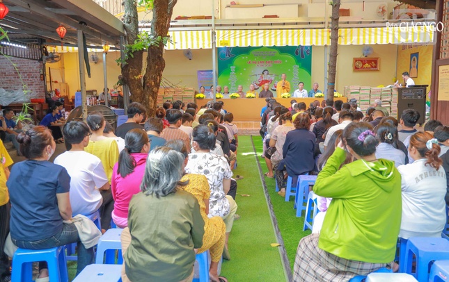 Quang cảnh buổi trao quà tại tịnh xá Ngọc Chánh