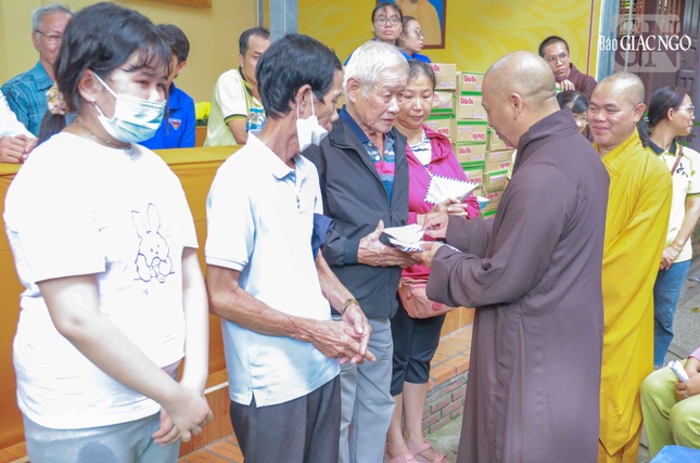 Thượng tọa Thích Tâm Chơn tặng quà đến hộ gia đình có hoàn cảnh khó khăn