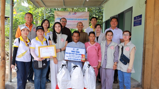 Công ty Cổ phần Phụ tùng Nam Bắc đến chung vui cùng hộ ông Mấu Đình (xã Sơn Bình)