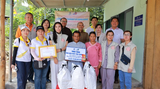 Công ty Cổ phần Phụ tùng Nam Bắc đến chung vui cùng hộ ông Mấu Đình (xã Sơn Bình)