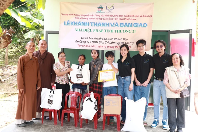 Tặng nhà tình thương đến gia đình bà Bo Bo Thi Ánh (xã Sơn Hiệp) do Công ty TNHH Giải trí Lâm Vỹ Dạ tài trợ