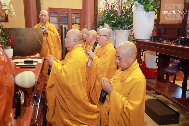 Chư tôn đức niêm hương Chư tôn đức niêm hương