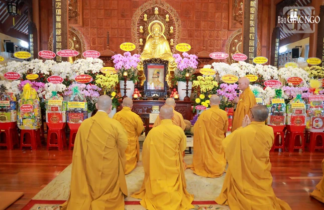 Dâng hương tưởng niệm Hòa thượng Thích Nhật Lệ Dâng hương tưởng niệm Hòa thượng Thích Nhật Lệ