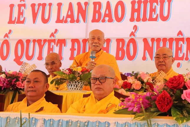 Trưởng lão Hòa thượng Thích Minh Trí ban đạo từ Trưởng lão Hòa thượng Thích Minh Trí ban đạo từ