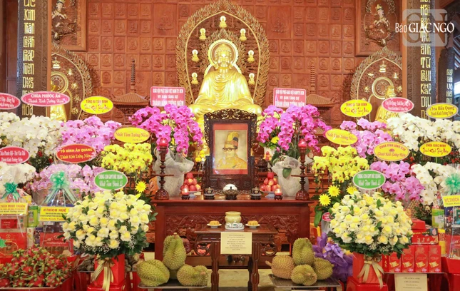 Hương án Hòa thượng Thích Nhật Lệ được tôn trí tại chánh điện chùa Hải Quang