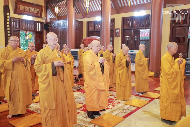 Chư tôn giáo phẩm Ban Trị sự GHPGVN TP.HCM nhất tâm cầu nguyện Giác linh Hòa thượng Thích Nhật Lệ cao đăng Phật quốc