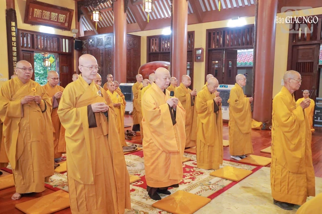Chư tôn giáo phẩm Ban Trị sự GHPGVN TP.HCM nhất tâm cầu nguyện Giác linh Hòa thượng Thích Nhật Lệ cao đăng Phật quốc