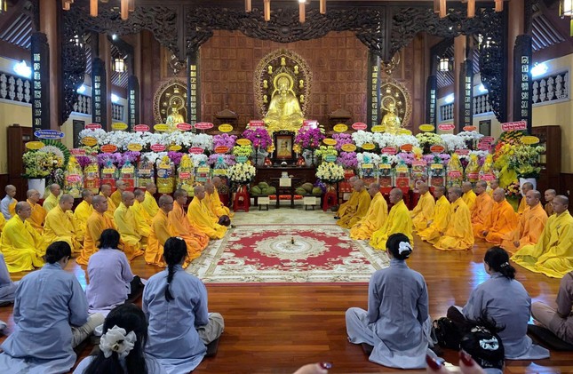 Môn đồ pháp quyến, Phật tử tọa thiền tưởng niệm cố Hòa thượng Thích Nhật Lệ vào tối ngày 30-7-Ất Tỵ