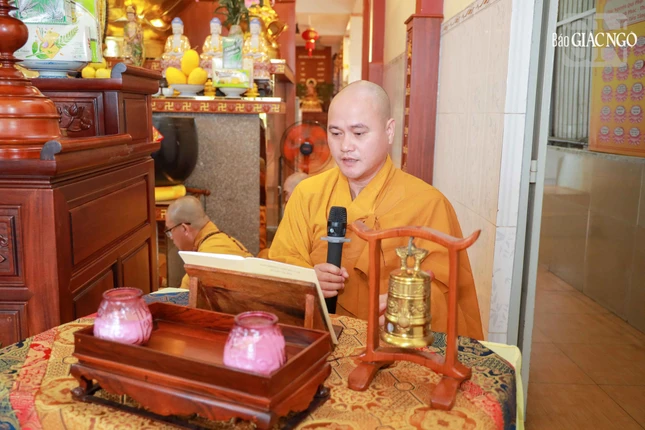 Đại đức Thích Huệ Thông thuyết giới Tỳ-kheo và Bồ-tát đến chư Tăng Đại đức Thích Huệ Thông thuyết giới Tỳ-kheo và Bồ-tát đến chư Tăng