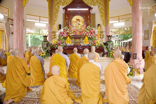 Chư Ni trang nghiêm cử hành Lễ Bố-tát tụng giới tại tịnh xá Ngọc Điểm (xã Bà Điểm) Chư Ni trang nghiêm cử hành Lễ Bố-tát tụng giới tại tịnh xá Ngọc Điểm (xã Bà Điểm)