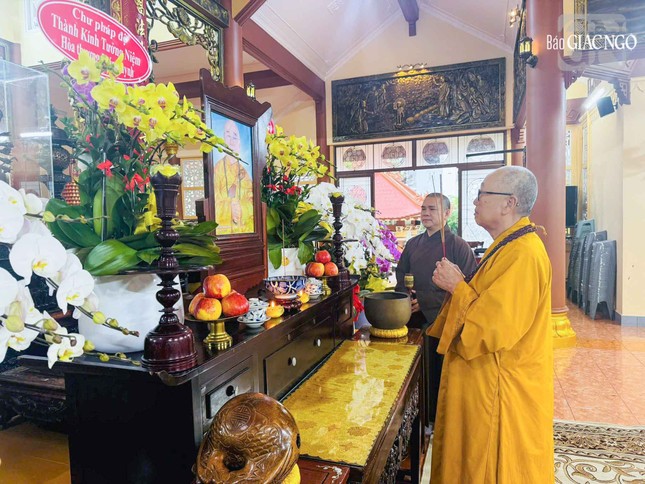 Hòa thượng Thích Tánh Nhiếp dâng hương tưởng niệm