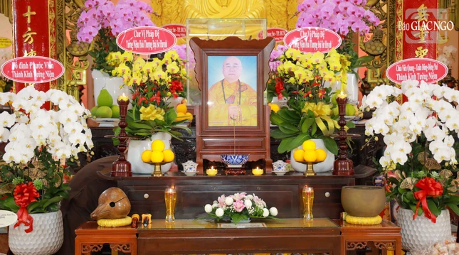 Di ảnh Hòa thượng Thích Đạt Đạo tôn trí tại chánh điện chùa Bát Nhã Di ảnh Hòa thượng Thích Đạt Đạo tôn trí tại chánh điện chùa Bát Nhã