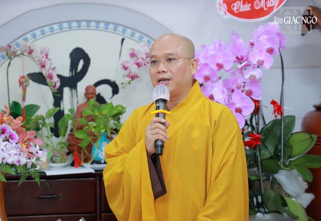 Đại đức Thích Trí Đức đọc quyết định bổ nhiệm trụ trì chùa Vạn Hạnh