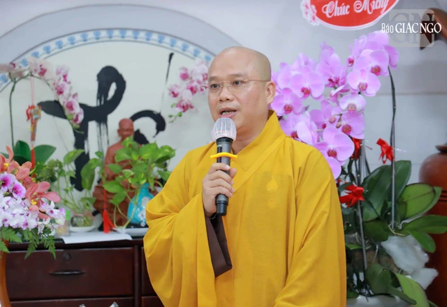 Đại đức Thích Trí Đức đọc quyết định bổ nhiệm trụ trì chùa Vạn Hạnh