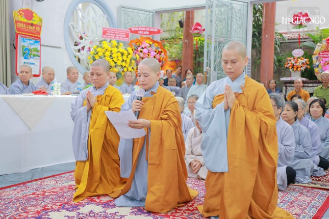 Sư cô Thích nữ Hoàn Tráng dâng lời phát nguyện nhận nhiệm vụ trụ trì