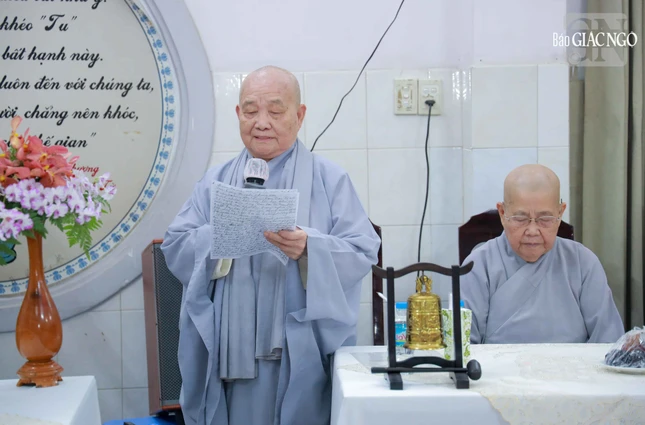 Ni trưởng Thích nữ Hải Thành huấn từ