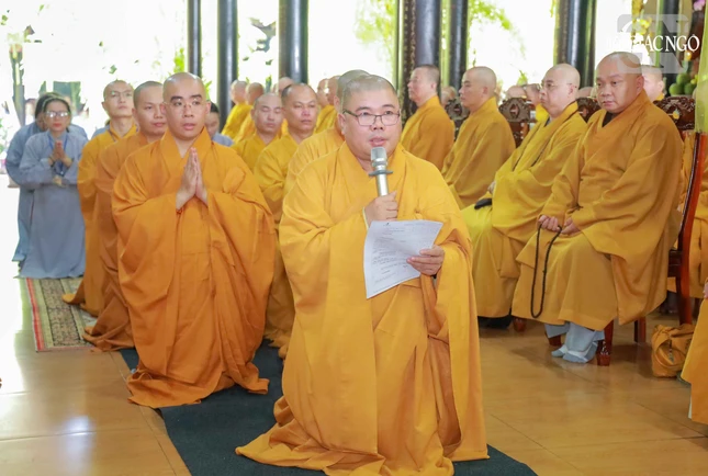 Đại đức Thích Bửu Đăng dâng lời phát nguyện Đại đức Thích Bửu Đăng dâng lời phát nguyện