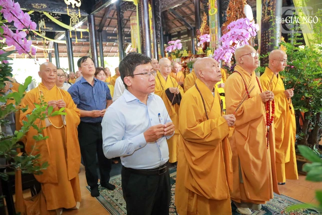 Chư tôn đức, quý quan khách dâng hương tưởng niệm Trưởng lão Hòa thượng Thích Minh Nhuận Chư tôn đức, quý quan khách dâng hương tưởng niệm Trưởng lão Hòa thượng Thích Minh Nhuận