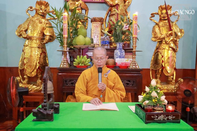 Đại đức Thích Hạnh Đức tụng giới Tỳ-kheo và Bồ-tát đến đại chúng Đại đức Thích Hạnh Đức tụng giới Tỳ-kheo và Bồ-tát đến đại chúng