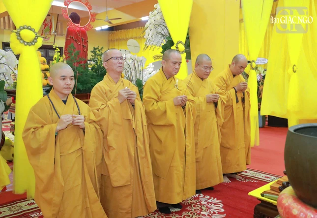 Chư tôn đức dâng hương tưởng niệm